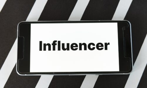 Jak influencer marketing zmienia strategie promocyjne marek?