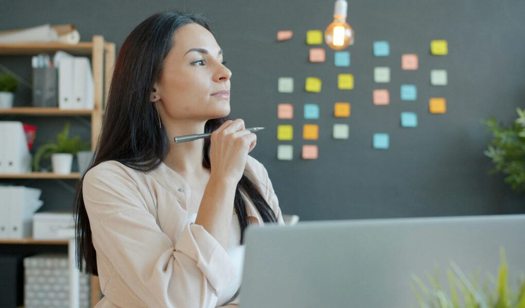 zamyślona kobieta w biurze