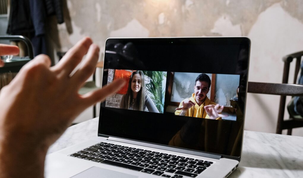 ludzie rozmawiający na wideokonferencji