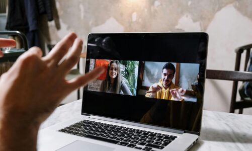 ludzie rozmawiający na wideokonferencji