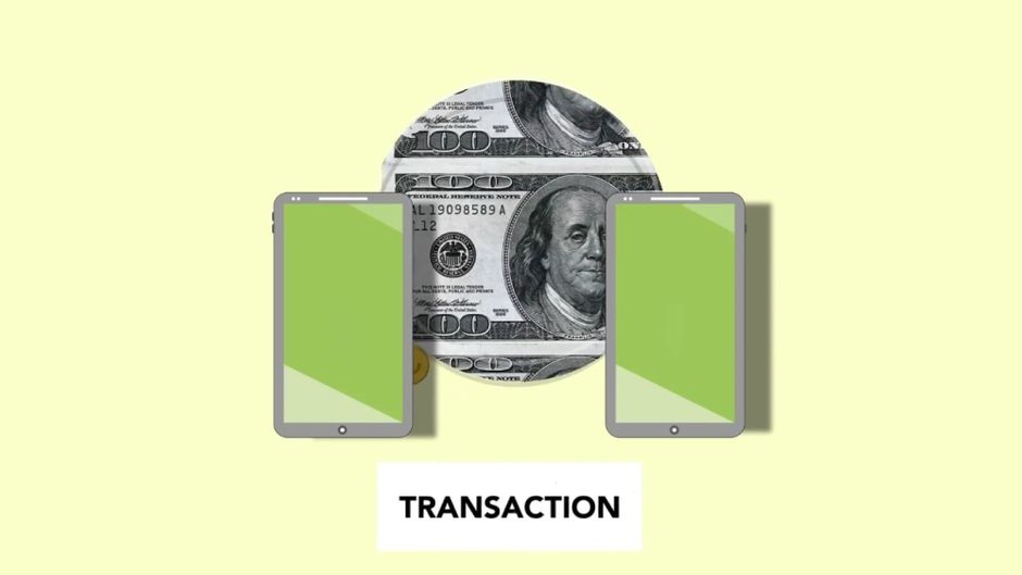 Dwa smartfony z zielonymi ekranami oraz banknot stu dolarowy z napisem TRANSACTION